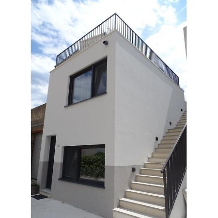 Modern Small House With A Terrace Split Ngoại thất bức ảnh