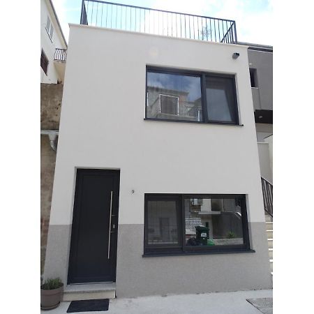 Modern Small House With A Terrace Split Ngoại thất bức ảnh