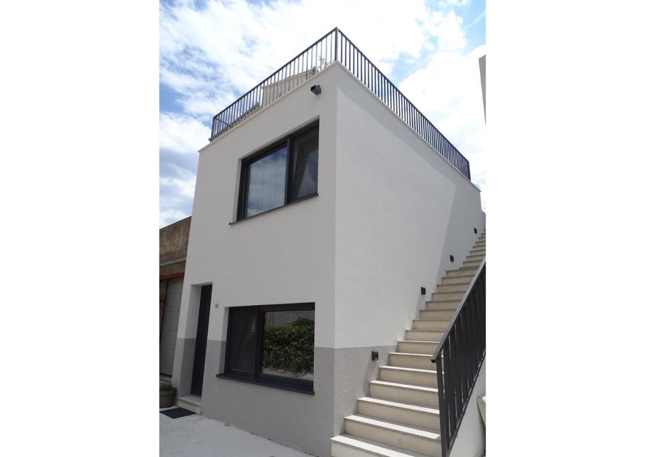 Modern Small House With A Terrace Split Ngoại thất bức ảnh