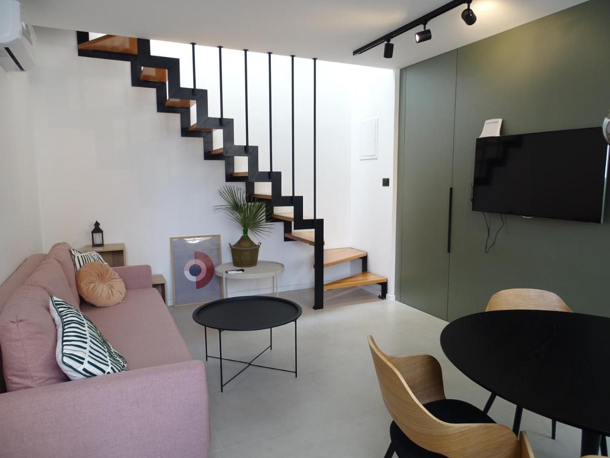 Modern Small House With A Terrace Split Ngoại thất bức ảnh