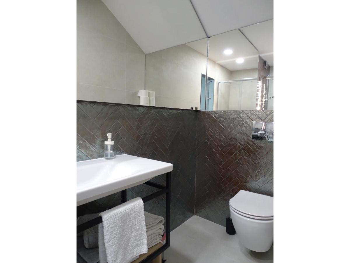 Modern Small House With A Terrace Split Ngoại thất bức ảnh