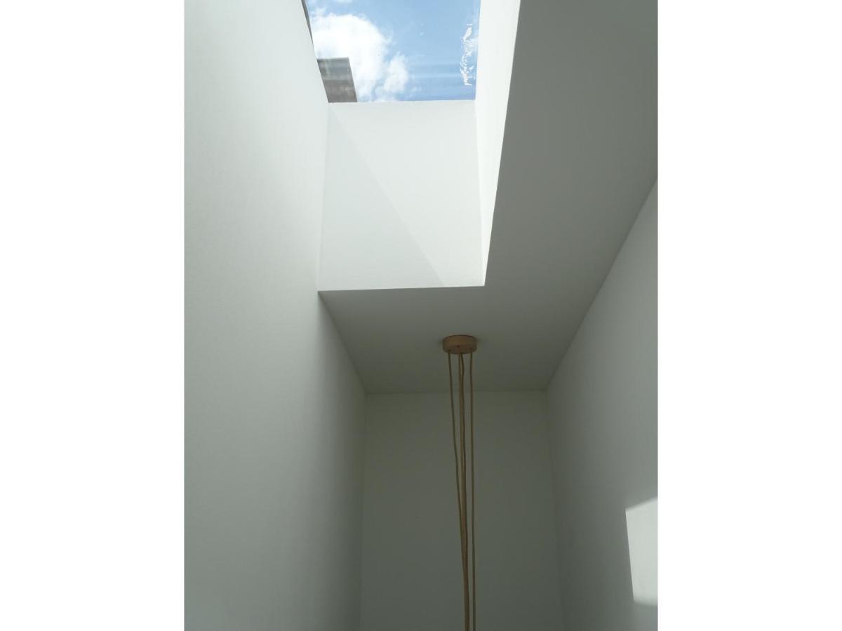 Modern Small House With A Terrace Split Ngoại thất bức ảnh