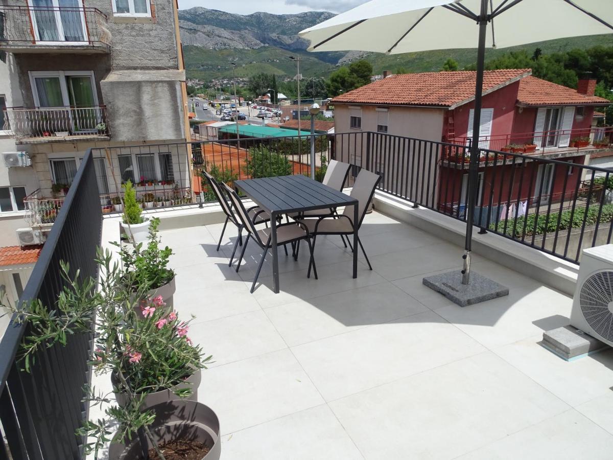 Modern Small House With A Terrace Split Ngoại thất bức ảnh