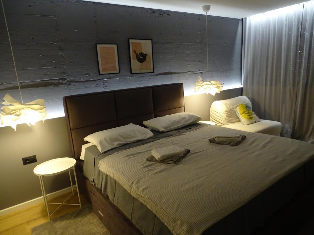 Modern Small House With A Terrace Split Ngoại thất bức ảnh