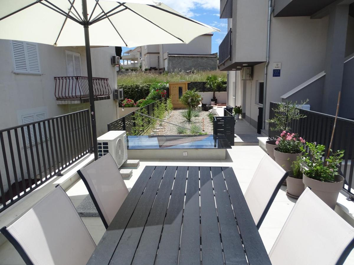 Modern Small House With A Terrace Split Ngoại thất bức ảnh